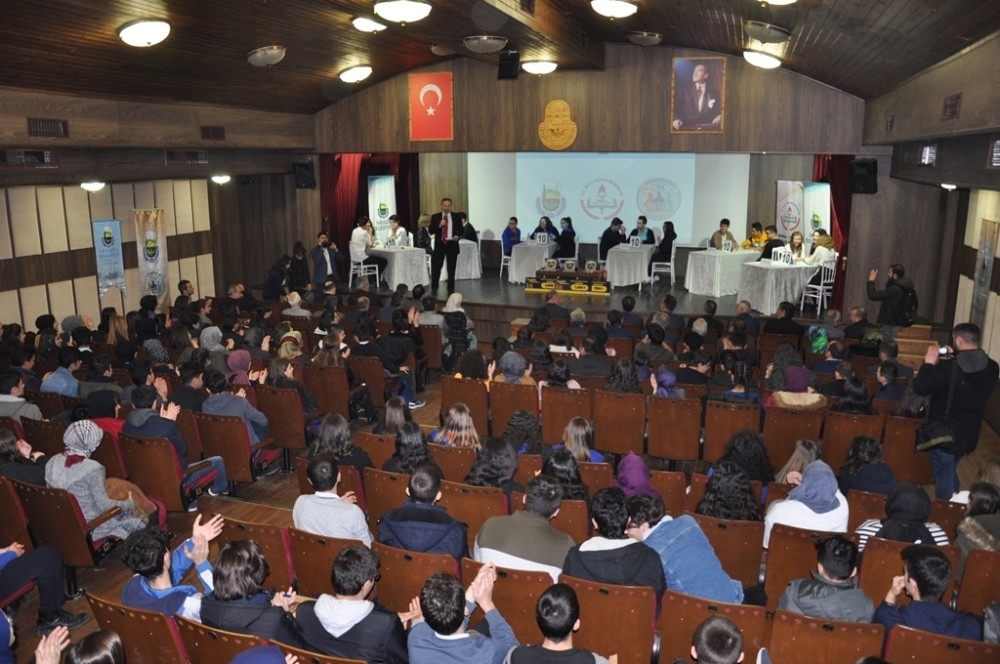 İnegöl’de lise öğrencilerini ter döktüren yarışma 