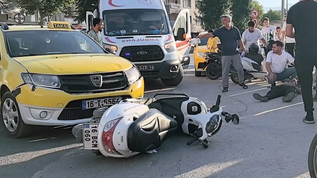İnegöl’de motosiklet ile taksi çarpıştı: 1 yaralı