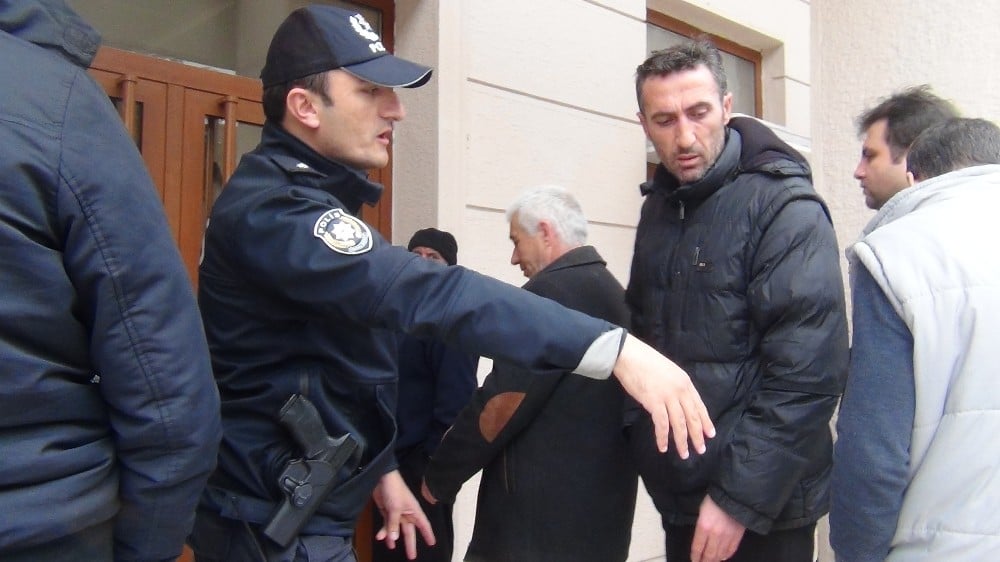 İnegöl’de polis mesafe nöbetinde 