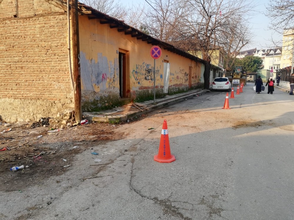 İnegöl’de tehlike saçan metruk binalar yıkıldı 
