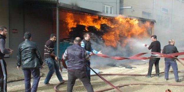 İnegöl'de üç fabrika yandı