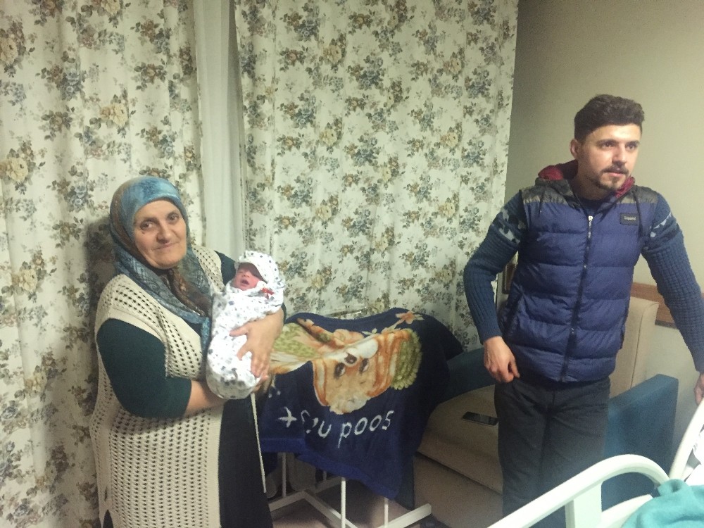 İnegöl’de yeni yılın ilk bebeği Kuzey oldu 