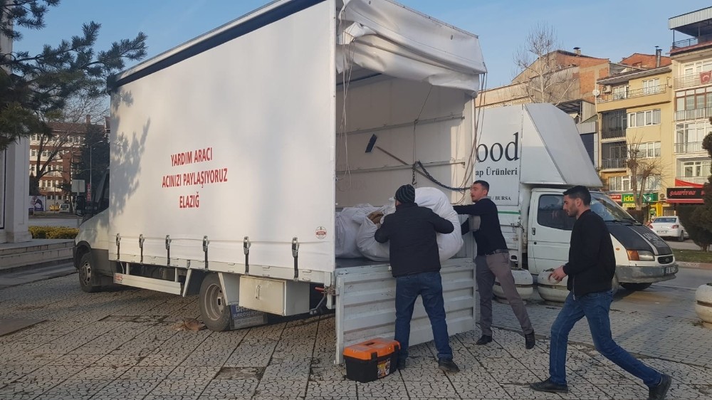 İnegöllü nakliyeci, topladığı yardım malzemelerini depremzedelere götürdü 