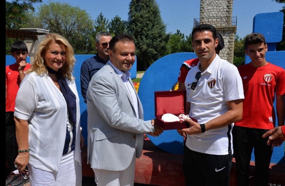 İnegölspor U-15 takımına Bilecik’in tarihi yerlerini gezdi 