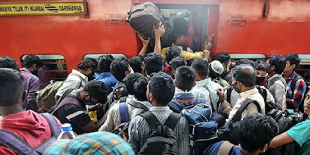 İnek idrarı çare olmadı! Koronavirüsten kaçmak için üst üste trene bindiler