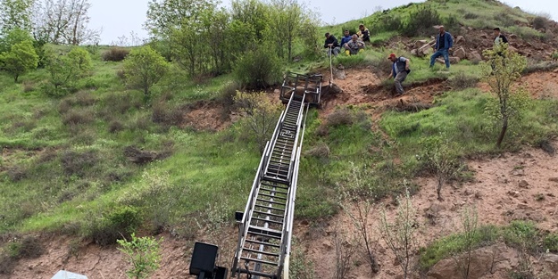 İnek, dağ yamacında mahsur kaldı, vinç çağrıldı