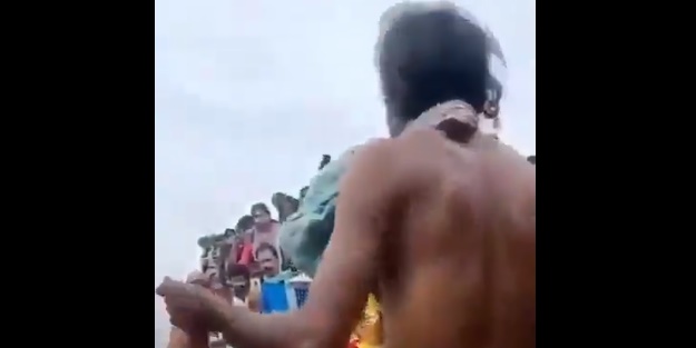 İnek dışkısı üzerinde dans ediyordu! Hindu din adamı uçurumdan düştü