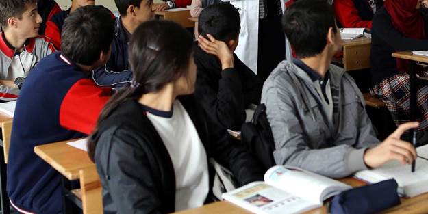 İngiliz araştırmacılar: Karma eğitimde kızlar, erkekler kadar zeki olamayacaklarını düşünüyor