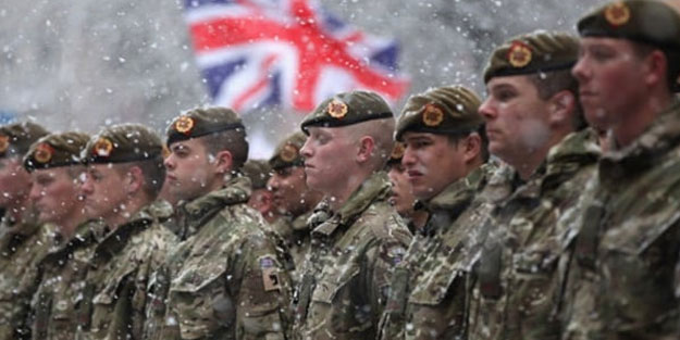 İngiliz askerleri sokağa iniyor