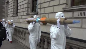 Bu görüntüler İngiliz Başbakanlığı önünden