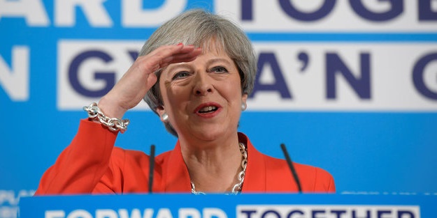 İngiliz basını manşetten duyurdu! Başbakan Theresa May, yarın istifa edecek