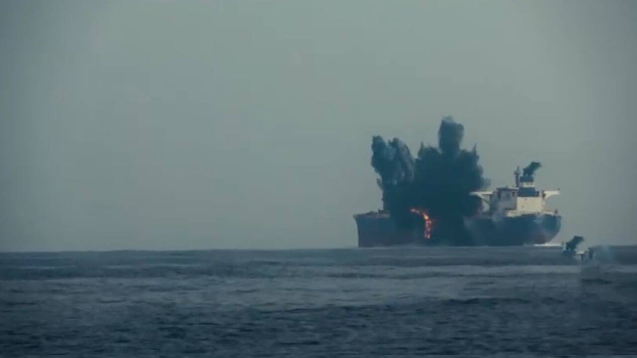 İngiliz gemisi havaya uçuruldu!