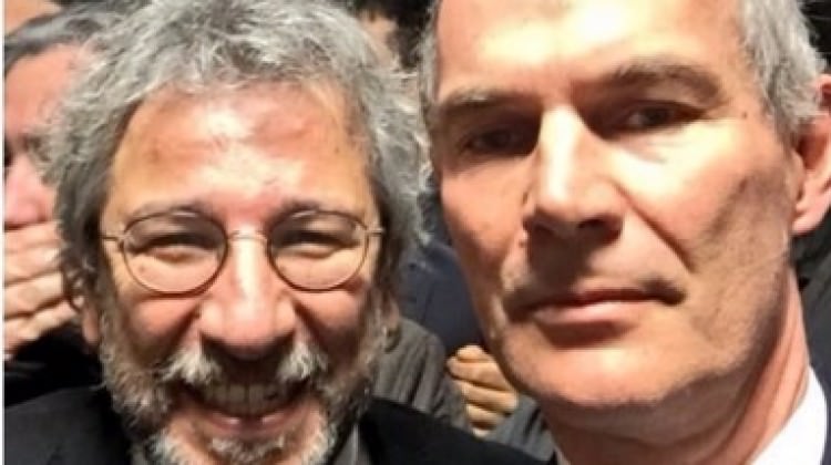 O Konsolos Turner kıvırdı