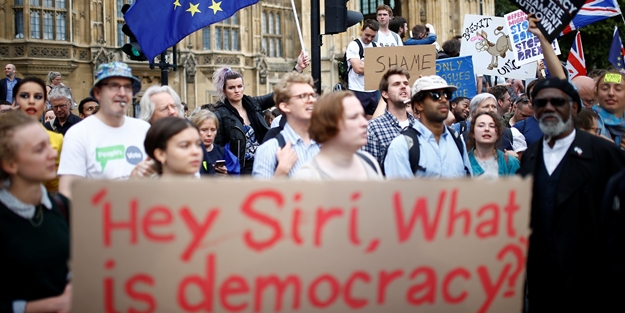 İngiliz Kraliçesi ve Johnson'dan demokrasiye darbe! Halk sokağa indi: Darbeyi durdurun!