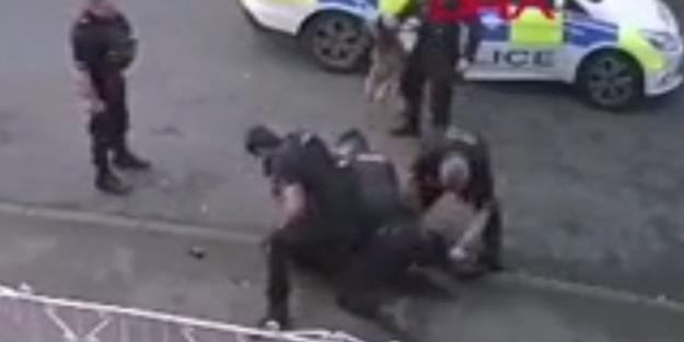 İngiliz polisi, şüpheliyi feci şekilde darp etti!