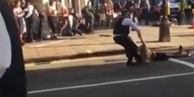 Tam yetki alan İngiliz polisi eylemcileri yerde sürükledi!
