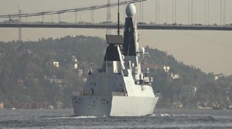 İngiliz savaş gemisi İstanbul Boğazı'ndan geçti