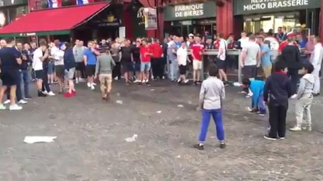 İngiliz taraftarlar mülteci çocuklara para atıp alay etti!