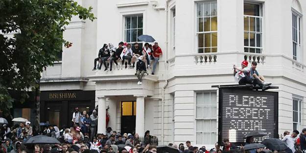 İngiliz taraftarlar ortalığı savaş alanına çevirdi