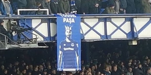İngiliz taraftarlardan Everton Manchester City maçında 'Tosun Paşa' pankartı