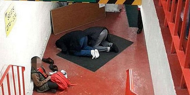 Namaz kılanları görünce çıldırdılar!