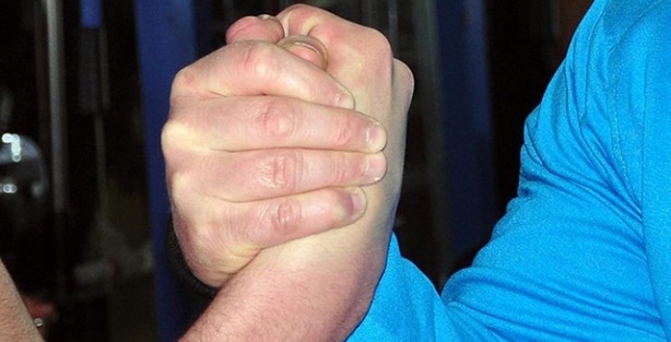 İngiliz turist bilek güreşinde kolunu kırdı