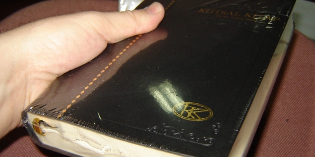 İngilizler cami önünde İncil dağıttı!