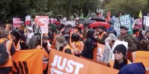 İngilizler 'geçinemiyoruz' diyerek sokağa döküldü!