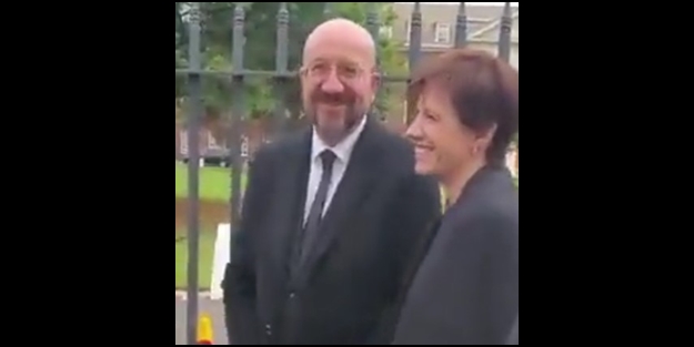 İngilizler, liderleri böyle aşağıladı: Bir de bilet kontrolünden geçirmişler! Vay Michel, sen ne yapıyorsun orada?