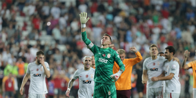 İngilizlerden flaş karar: Galatasaray ilan etti: ünyaya ilan etti: Okan Buruk artık yüzüne bakmıyor...