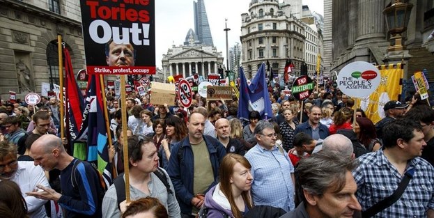 İngiltere Başbakanı protesto edildi!