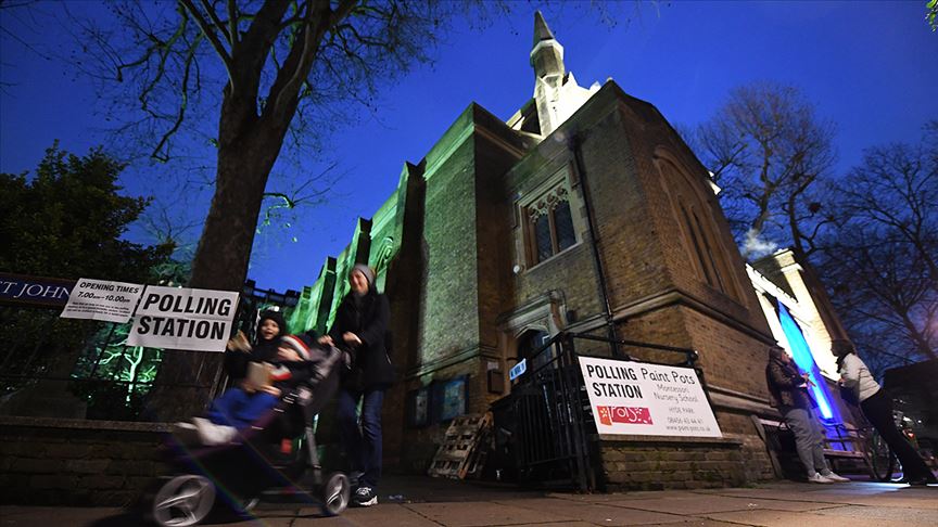 İngiltere erken seçim için sandık başında