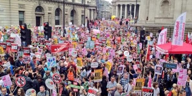 İngiltere hükümetine büyük protesto