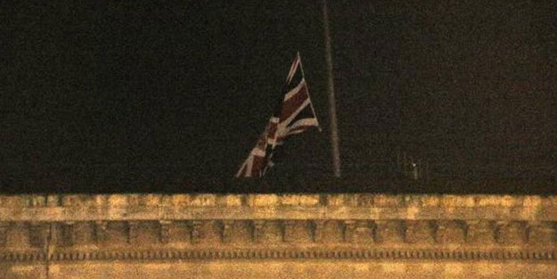 İngiltere İstanbul Başkonsolosluğu'nda bayrak yarıya indi