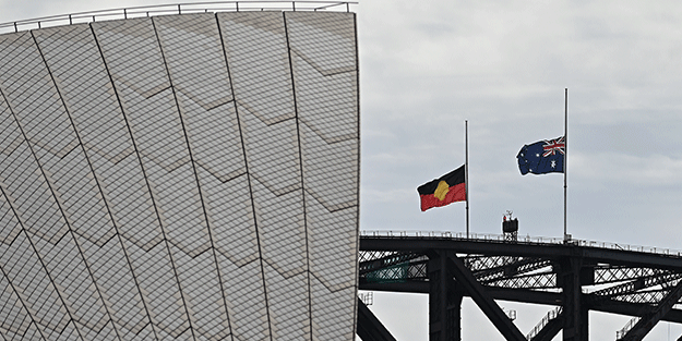 İngiltere Kraliçesi 2. Elizabeth öldü, onlar bayrakları yarıya indirdi