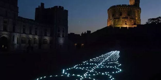 İngiltere Kraliçesi için tüm Birleşik Krallık toprakları fenerlerle aydınlatıldı