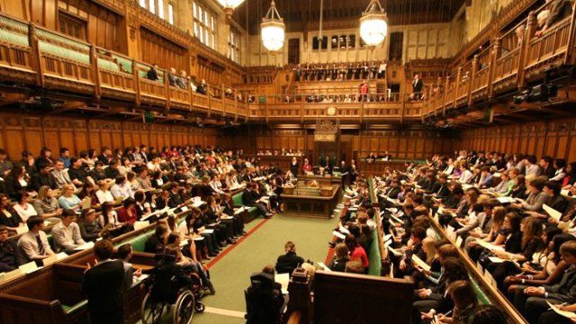 İngiltere Parlamentosu'nda bomba alarmı!