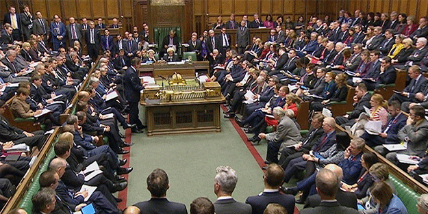 İngiltere Parlamentosu'nda Gazze depremi! Gözlerini kırpmadan istifa ettiler
