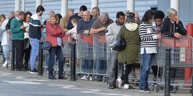 Görüntüler İngiltere'den! 'İngiltere rüyası' kabusa dönüyor: Akaryakıt krizinin ardından 'kıtlık paniği'