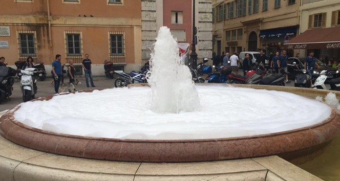 İngiltere sevincini köpükle kutladı