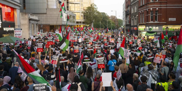 İngiltere ve Yunanistan'da binlerce kişi Filistin'e destek için toplandı