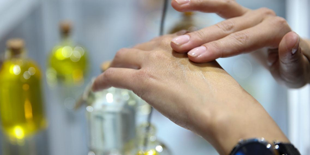 İngiltere'de 18 yaş altını etkileyebilecek kozmetik operasyon reklamları yasaklandı