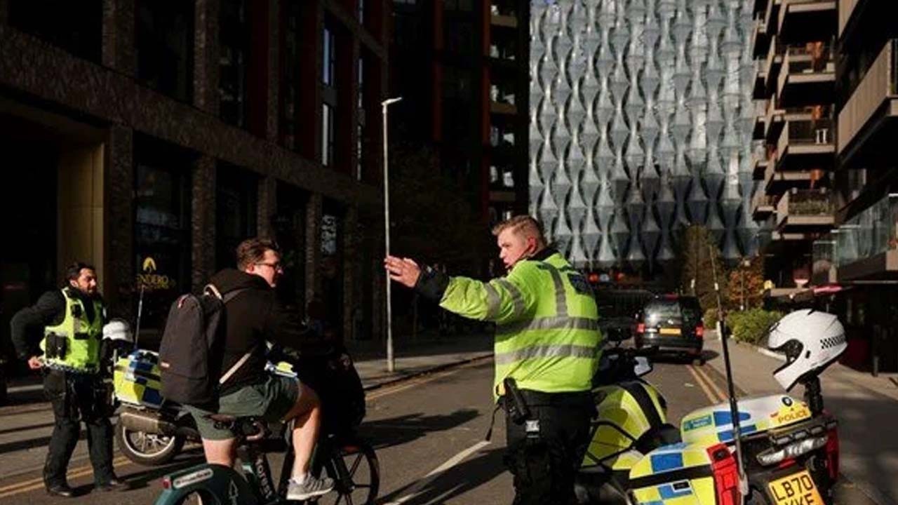  İngiltere'de 24 saatte 3 bomba alarmı: Ülkenin gündemi sarsılıyor!