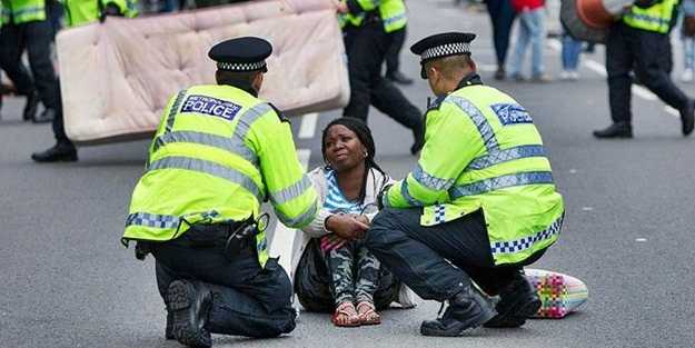 İngiltere'de 5 polis açığa alındı