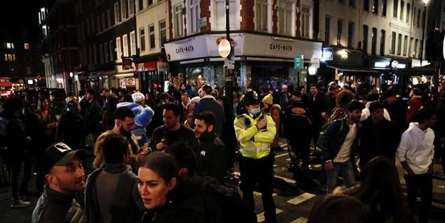 İngiltere'de 97 gün sonra yasaklar kalktı! Sokaklar doldu taştı