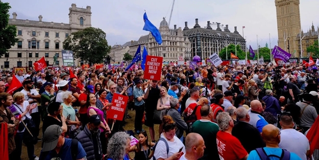 İngiltere’de ambulans çalışanları greve gidiyor