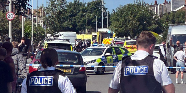 İngiltere'de aşırı sağcılar camiyi hedef aldı