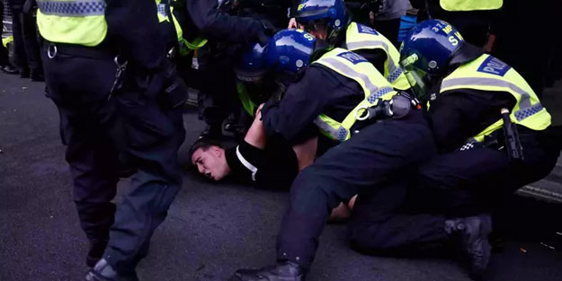 İngiltere'de aşırı sağcılar polise saldırdı