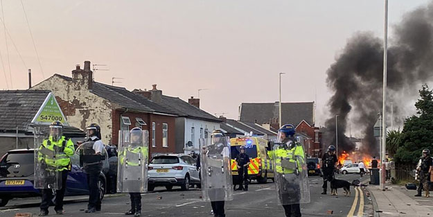 İngiltere'de aşırı sağcılar sokaklarda! 378 kişi gözaltına alındı