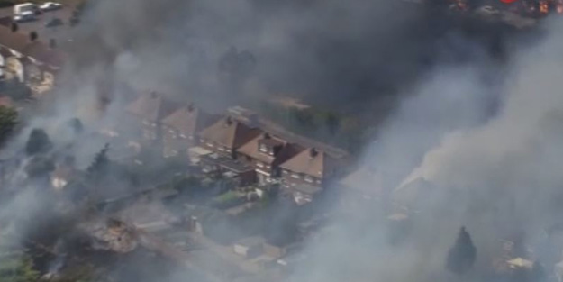 Aşırı sıcaklar sonucu yangın çıktı! Evler cayır cayır yandı